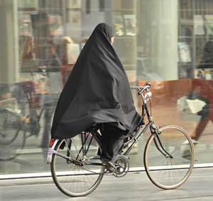 Una donna saudita mentre va in bicicletta