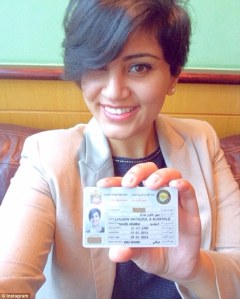 Loujain al-Hathloul, 25 anni, mostra la patente di guida ottenuta negli Emirati Arabi Uniti